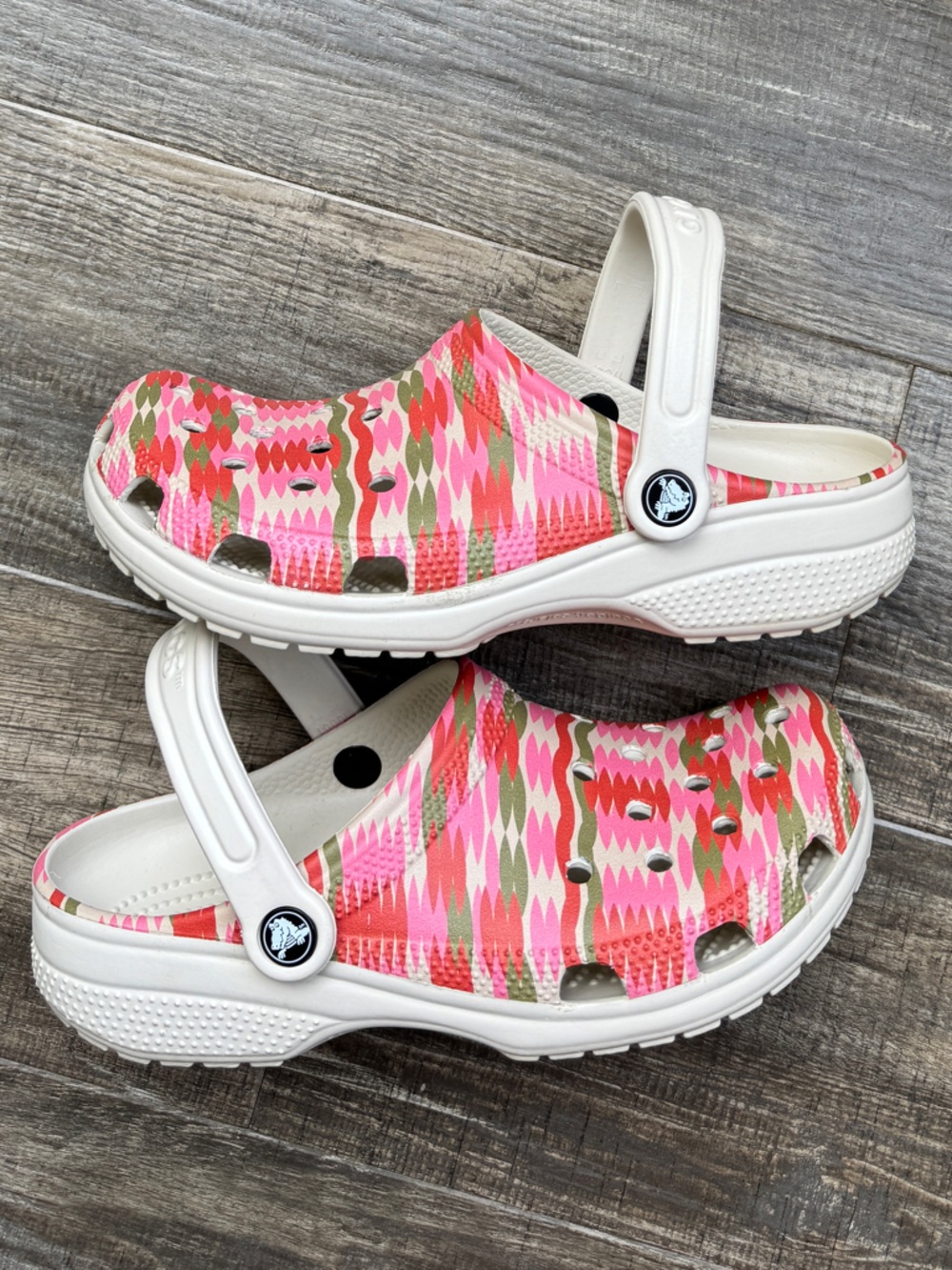 CROCS White Clog with Pink and Green Ikat Print 8 women’s